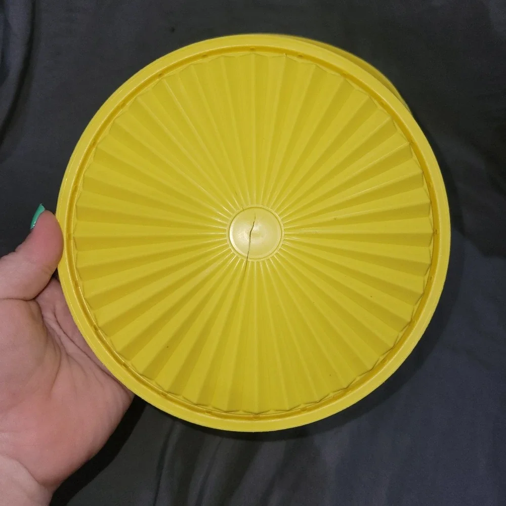 Vintage Tupperware Servalier 805-5 Yellow Large Canister 16 C Capacity